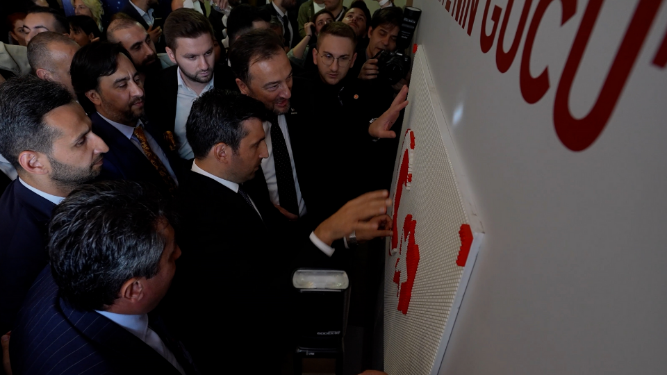 Üç Binden Fazla Kişi Biz'in Gücü Zirvesinde Bir Araya Gelerek Legodan Türk Bayrağı Oluşturdu